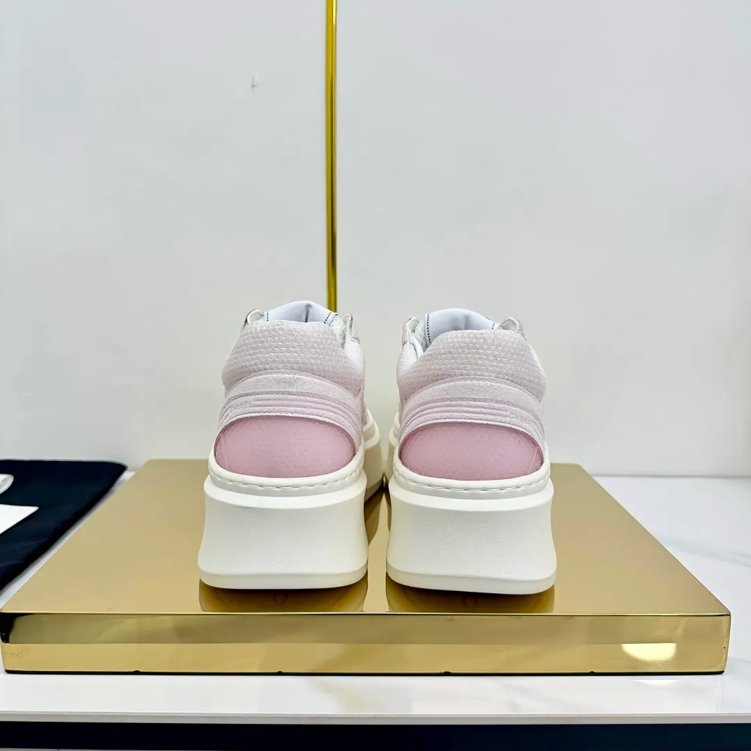 👟👟Ex-factory price 680👟👟 Upgraded version, upgraded version, upgraded version! No rebuttal accepted! ! ! ! Chanel Chanel panda shoes! 2025 counter's top casual sports shoes. This classic design; the upper is electro-embroidered with a variety of techniques; the outsole is fashionable and sporty; the unusual inclusion of a variety of color matching elements... The diversified mix and match is very good-looking and versatile, and can be used for leisure, fashion, sports, and outdoor... ꫛꫀꪝ Go➫ Materials: ❶Upper made of: original imported first-layer silk cowhide + original waterproof cloth + original first-layer cowhide ❷Inner lining: Original Yangli+Net ❸Outsole based on: Original TPU combination outsole Counter boutique packaging complete set for women 35–41 👉 👉 👉 👉 👉 👉 👉